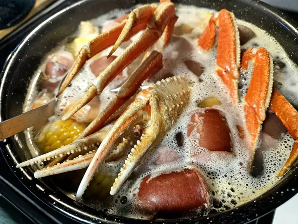 Tepedeki gıda düzlüğü, ocağın üstünde kaynar suda kaynamış deniz ürünleriyle kaynıyordu.. 