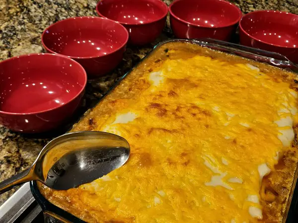 Mutfakta öğle ya da akşam yemeği için granit tezgahın üzerine koyunların pastası konur..