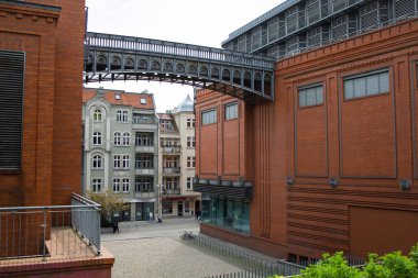 Polonya 'nın Poznan kentinde iş, sanat ve alışveriş merkezi Stary Browar ve Polweiska caddeleri
