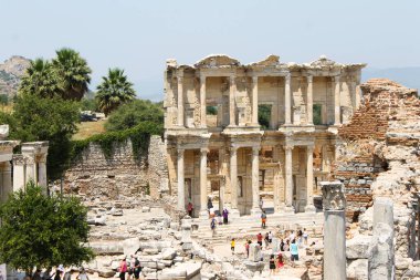 Efes, Türkiye - 12 Temmuz 2017 - Efes Türkiye 'deki Celsus Kütüphanesi