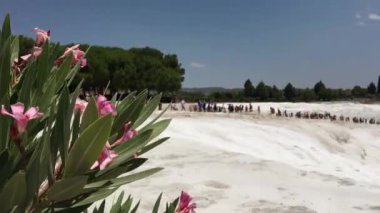 Türkiye 'de Pammukkale turistlerle panoramik manzara