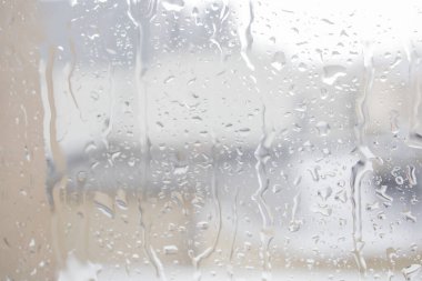 Pencereye yağmur damlaları düşer, arkaplanı kapat