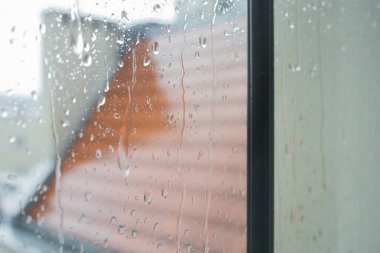 Pencereye yağmur damlaları düşer, arkaplanı kapat