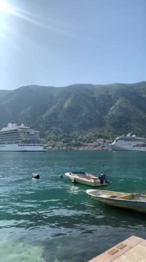 Karadağ 'ın Kotor Körfezi yolcu gemileri panoramik manzaralı