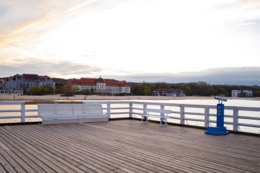 Polonya 'nın Sopot kentindeki Molo iskelesi ve Sofitel Grand Hotel.