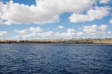 Malta 'daki Pembroke kasabası sudan panoramik manzara