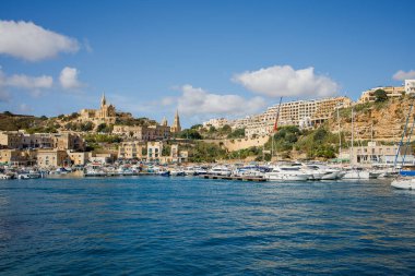 Malta 'daki Gozo adası denizden panoramik manzara