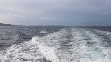 Akdeniz ve köpük izleri gemiden.