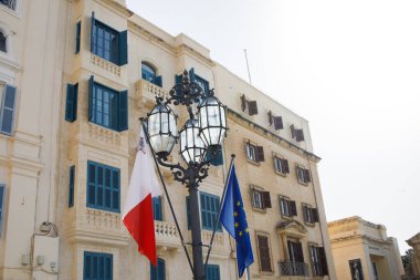 Valletta şehir merkezinde Malta ve Avrupa Birliği bayrakları