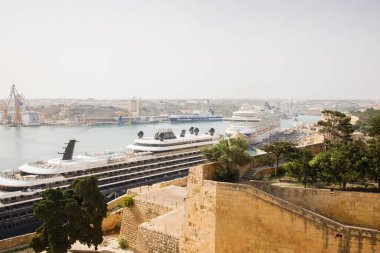 Gemi gemileriyle Valletta Büyük Limanı 'na bakın.