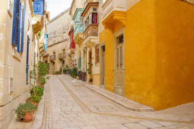 Malta 'nın Birgu şehrinde tipik bir Malta caddesi.