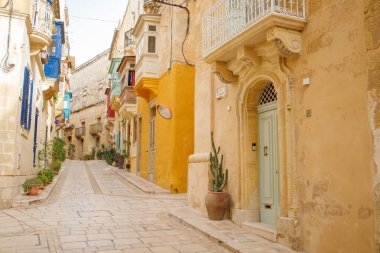 Malta 'nın Birgu şehrinde tipik bir Malta caddesi.