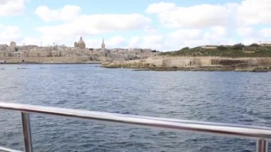 Hareket halindeki tekneden Valletta şehri panoramik görüntüsü