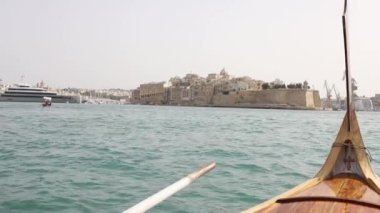 Senglea kasaba manzarası otantik Malta luzzu teknesinden