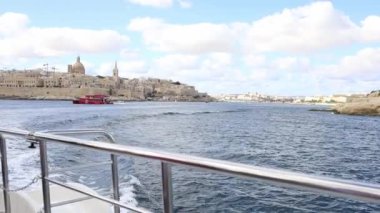 Hareket halindeki tekneden Valletta şehri panoramik görüntüsü