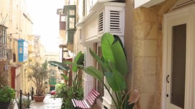 Malta Valletta 'da tipik bir Malta caddesi.