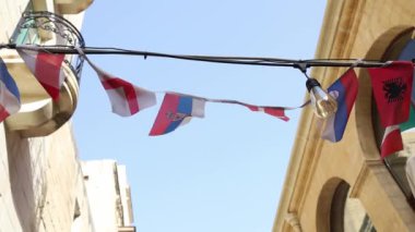 Rüzgarda sallanan Avrupa ülkelerinin küçük bayrakları