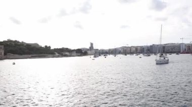 Sliema Deresi ve yatlar gün batımında su manzarası
