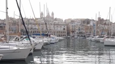 Birgu 'da yatları olan Marina Senglea' nın eski şehri Malta manzaralı.