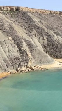 Malta panoramik manzaralı Qarraba Körfezi plajı