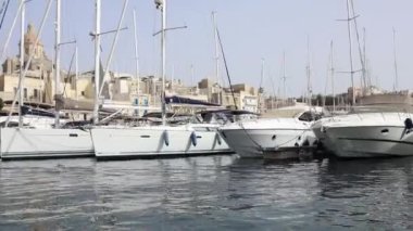 Birgu, Malta 'da yatları ve geleneksel Malta turistik tekneleri olan Marina.