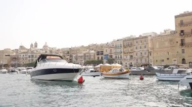 Valletta 'dan Birgu' ya giderken tekneden görüntü.
