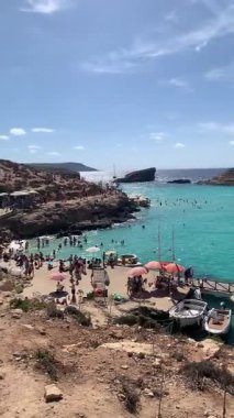 Malta 'da tatil yapan turistlerle dolu Mavi Göl