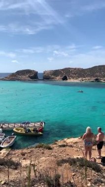 Turistler Malta 'daki Mavi Göl' de tatilin keyfini çıkarıyorlar.