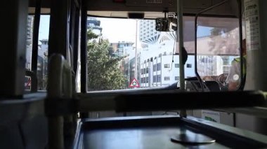 Kamu otobüsünden ön camdaki, sürücüdeki ve Malta yolundaki görüntüler