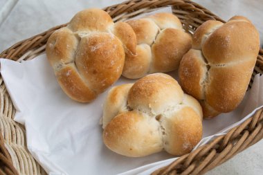 Malta yerel ekmeği: i ekmek sepetinde küçük tuzlu çörekler