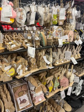 Dükkanın raflarında şirin paskalya tahtaları var.