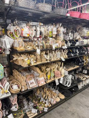 Dükkanın raflarında şirin paskalya süslemeleri var.