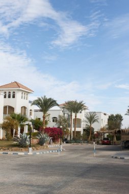 Mısır 'ın Sharm el Sheikh kentindeki Mısırlı oteldeki villalar ve avlu.