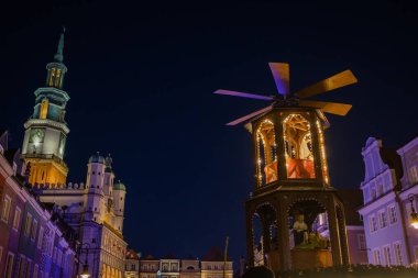 Eski Pazar Meydanı ve 2025 Noel 'inde Polonya Poznan' da belediye binası.