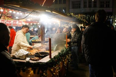 Polonya 'nın Poznan kentinde geleneksel Polonya sokak yemekleri satan Noel işçileri