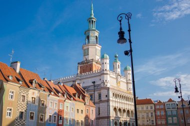 Polonya Poznan 'da güneş doğarken eski pazar meydanındaki belediye binası.