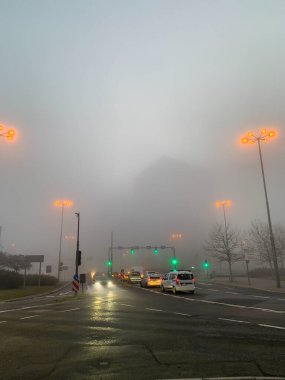 Poznan, Polonya şehir merkezinde yoğun sis ve sis var.