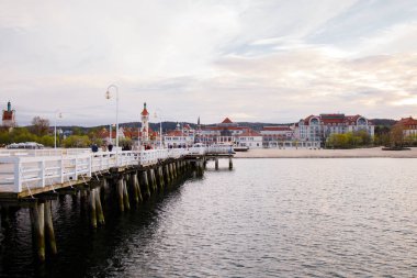 Baharda Sopot Molo gezinti güvertesi ve Baltık kıyı şeridinde gün batımı manzarası