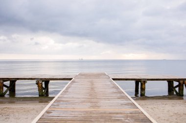 Polonya 'nın Sopot kentindeki Baltık Denizi kıyısındaki boş sahilde tahta iskele.