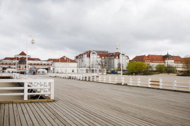 Polonya 'nın Sopot kentindeki Baltık Denizi kıyısındaki otellerin boş rıhtım ve manzarası