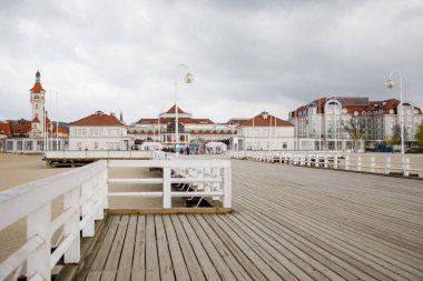 Polonya 'nın Sopot kentindeki şehir merkezi manzaralı boş Molo iskelesi