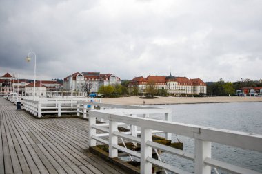 Molo iskelesi, Polonya 'nın Sopot kentindeki Baltık Denizi kıyısındaki otellere bakıyor.