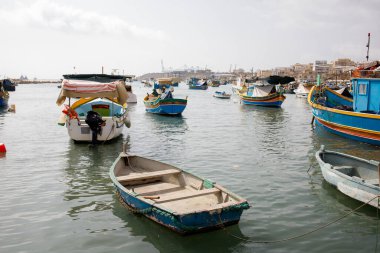 Malta 'daki Marsaxlokk balıkçı köyüne demirlemiş balıkçı tekneleri.