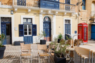 Marsaxlokk, Malta 'da sabah açılmadan önce şehir kafe masaları ve sandalyeler toplandı.