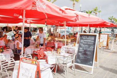 Marsaxlokk, Malta 'da işçileri ve ziyaretçileri olan balık kafesi.