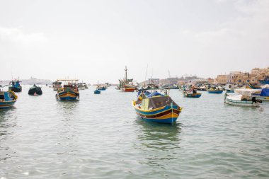 Malta 'daki Marsaxlokk balıkçı köyünde renkli geleneksel Malta luzzu tekneleri