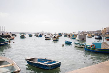Malta 'daki Marsaxlokk körfezine demirlemiş birçok balıkçı teknesi var.