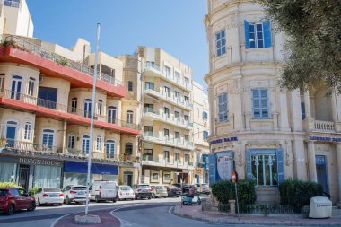 Malta 'daki Sliema şehir merkezi caddesi.