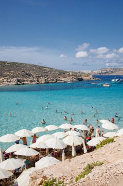 Malta 'da Blue Lagoon plajında yüzen insanlar panoramik manzara