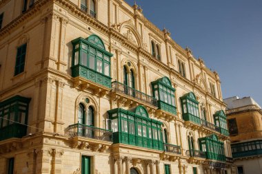 Malta Valletta 'da tipik bir Malta inşaat cephesi